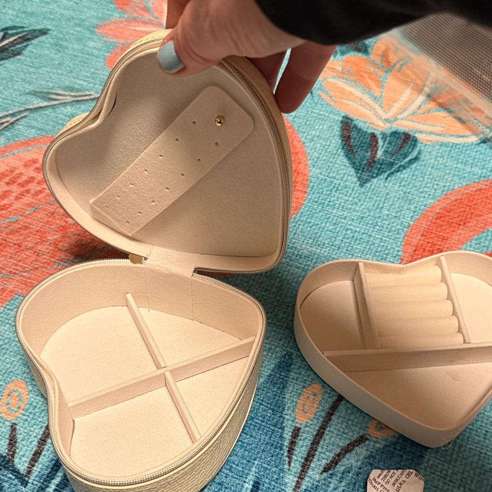 A New Day Heart Jewelry Case-NWT - Picture 5 of 5